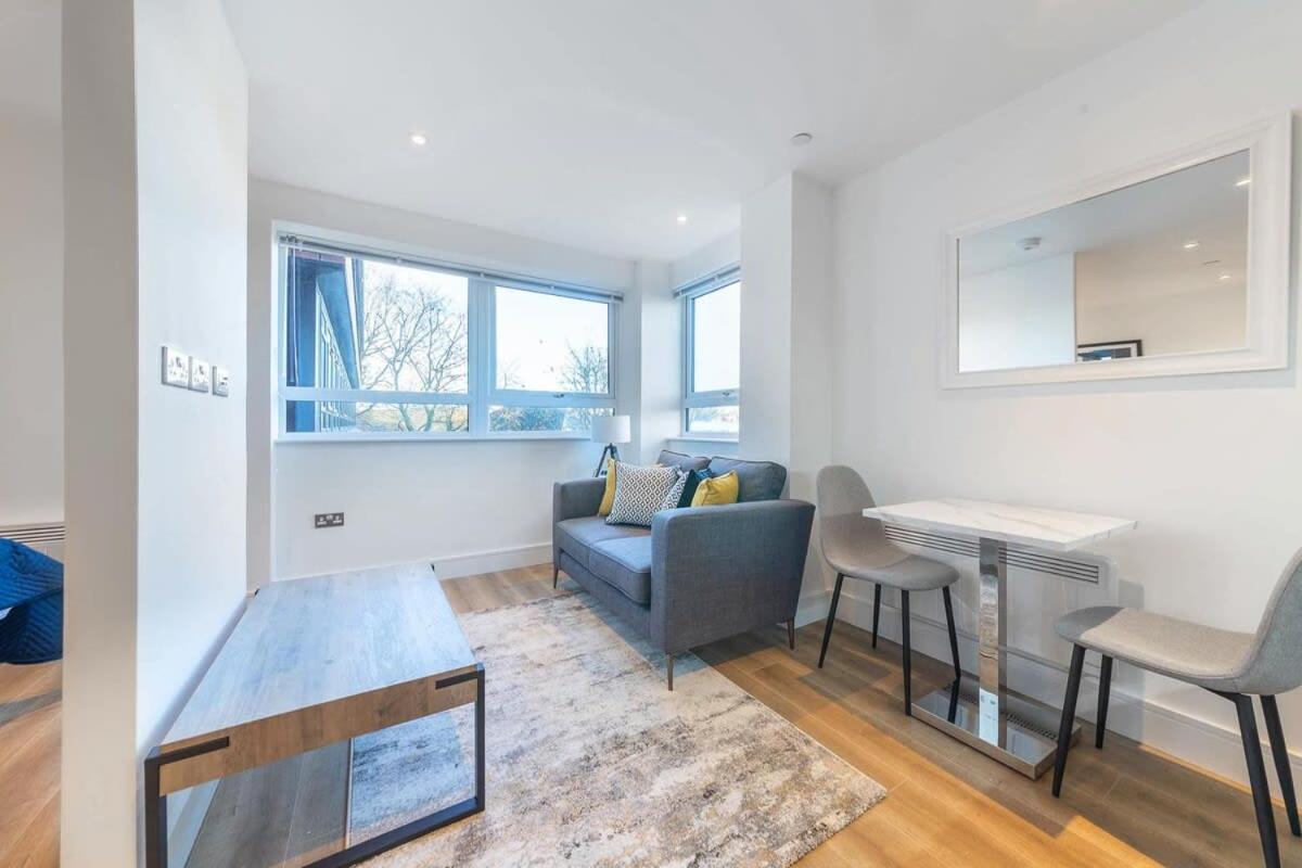 Modern Studio Apartment In Ийст Гринстед Екстериор снимка